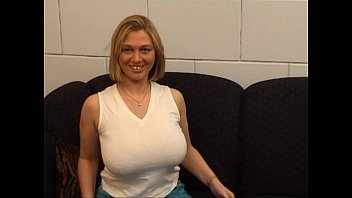 امرأة تبلغ من العمر 30 عامًا مع كبير الثدي تحب الديك وتحب أن تمارس الجنس بين الساقين