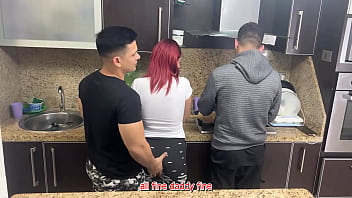 اثنان يبلغان من العمر 20 عامًا يمارسان الجنس مع زميلهما في المطبخ