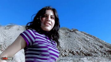 Latina Vania Rodriguez تحصل على شقي في قطاع مثير على الشاطئ