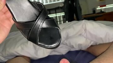 الأحذية الرملية: استمناء منفردة مع صندل منصة صديقته