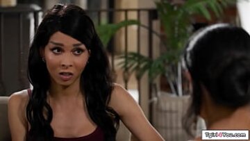 Ebony Shemale Valeria Atreides & Milf Penny Barber في جلسة Titty-Fuck و Sex