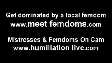فاتنة مفلس في الملابس الداخلية يهيمن على سيسي ثنائي الجنس في مواجهة Pov Femdom