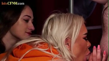 الإناث الملبسات ترضي زميلات الغرفة مع 3some اللسان و handjob