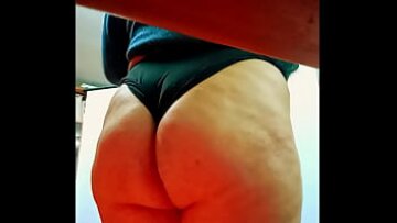 جلسة BDSM: امرأة سمراء الساخنة أنتونيلا تتجه إلى باطن مع صوفها على مؤخرتها الكبيرة