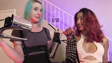 طويل القامة Amazons Lux و Daisy Ducati: مقارنة الارتفاع في الكعب