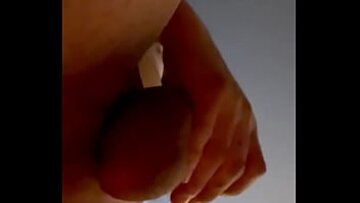 الرجل الساخن يميز صاحب الديك الكبير بعد أن أزعجه العفة