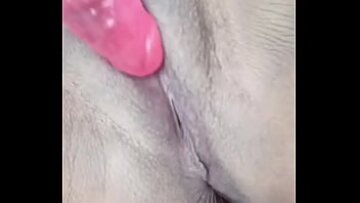 يتم تشغيل فتاة صغيرة ساخنة وقرنية من قبل جارتها وتتمتع بهزة الجماع الشديدة