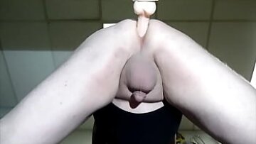 كروسدرسر السمين مع قضيب صغير يعمل متأخرًا وينشر خدود المؤخرة من أجل جلسة دسار منفردة