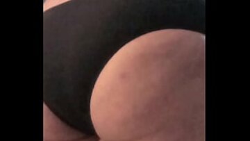 الساخنة الهواة سيسي CD الدعامات في له مثير سراويل سوداء و حمالة صدر بيضاء إغاظة مع الساتان ترانزيستور سراويل